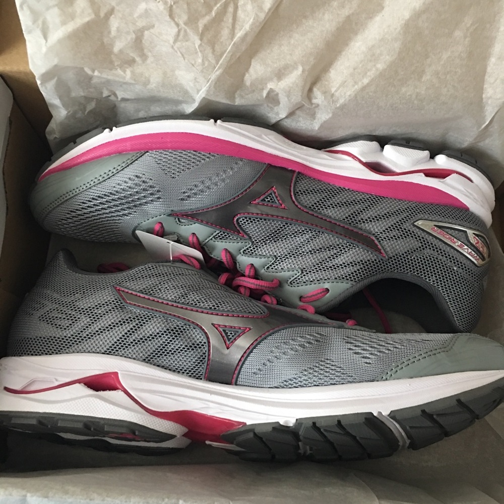Mizuno women’s Wave Rider 20 running shoes
